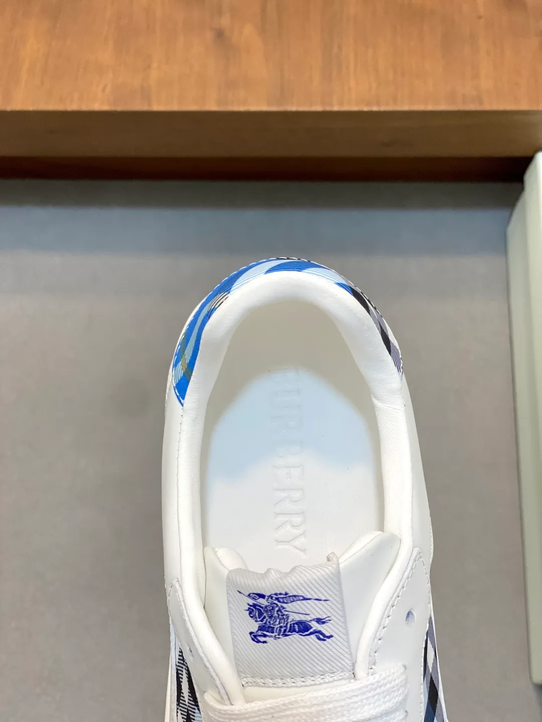 Men's men's shoes 💰420 [New style] 🏃‍♂️🏃‍♂️𝐁𝐔𝐑𝐁𝐄𝐑𝐑𝐘# Burberry's new war horse plaid casual sneakers, new terrace casual sneakers·Burberry (Burberry) classic elements super comfortable shoes··Knight blue anti-slip soles Finally I saw the latest diagonal plaid sneakers, the color is really nice and can be worn with any kind of sneakers. The sneakers are made of cotton blended fabric. Crafted in an Italian workshop, it features a worsted Burberry check pattern. Featuring a mesh lining and checkered laces, the rubber sole features the archive Burberry monogram. From Burberry's iconic collection, these wardrobe staples are interpreted with the brand's signature style. The round toe and tongue are embellished with the Equestrian Knight logo (EKD) label, leather insole, and the sole is embellished with the Burberry letter logo size: 38-45 (customized for 46)